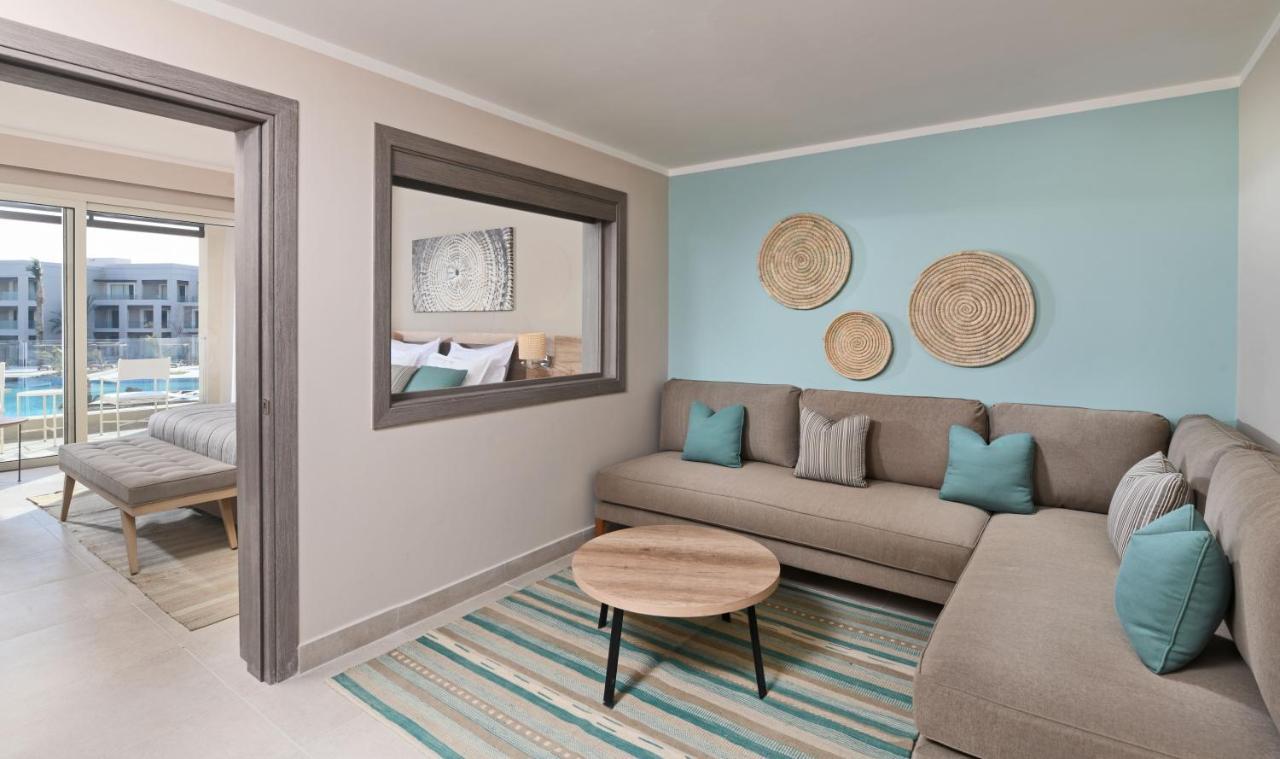 Steigenberger Resort Ras Soma Hurghada Exteriér fotografie A living room at the Hilton Garden Inn in Cape Town, South Africa